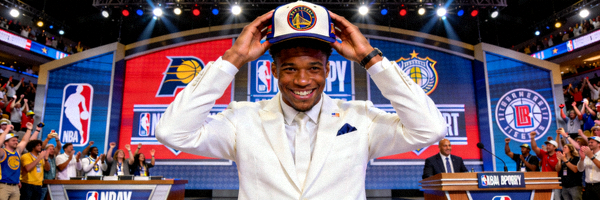 NBA选秀大会现场，新秀球员戴上球队帽子