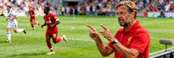 英超利物浦主教练克洛普在场边指挥比赛